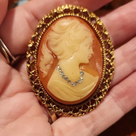 Vintage Elegant Gold Cameo Brooch Set - Picture 4 of 10